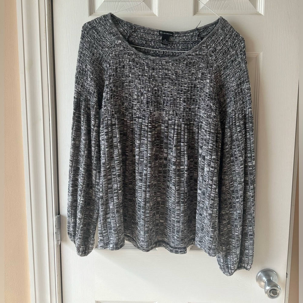 Woman’s new directions puff sleeve long sleeve shirt size:medium